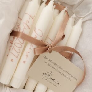 Calendário de velas 2027 com 13 velas finas, uma por mês e uma Feliz 2027