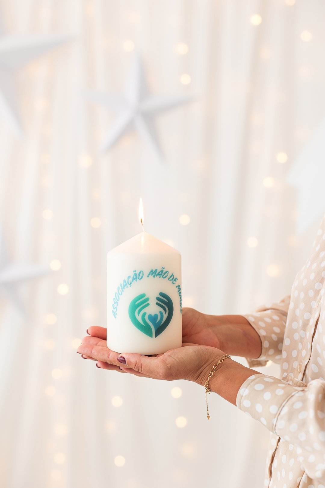 Vela Natal Solidário com o logótipo da Associação Mão de Mimos