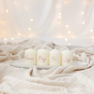 Velas de Advento personalizadas com as palavras Amor, Paz, Fé e Luz