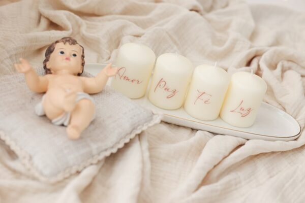 Velas de Advento personalizadas com as palavras Amor, Paz, Fé e Luz