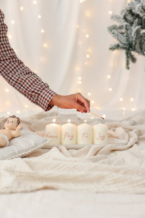 Velas de Advento personalizadas com as palavras Amor, Paz, Fé e Luz